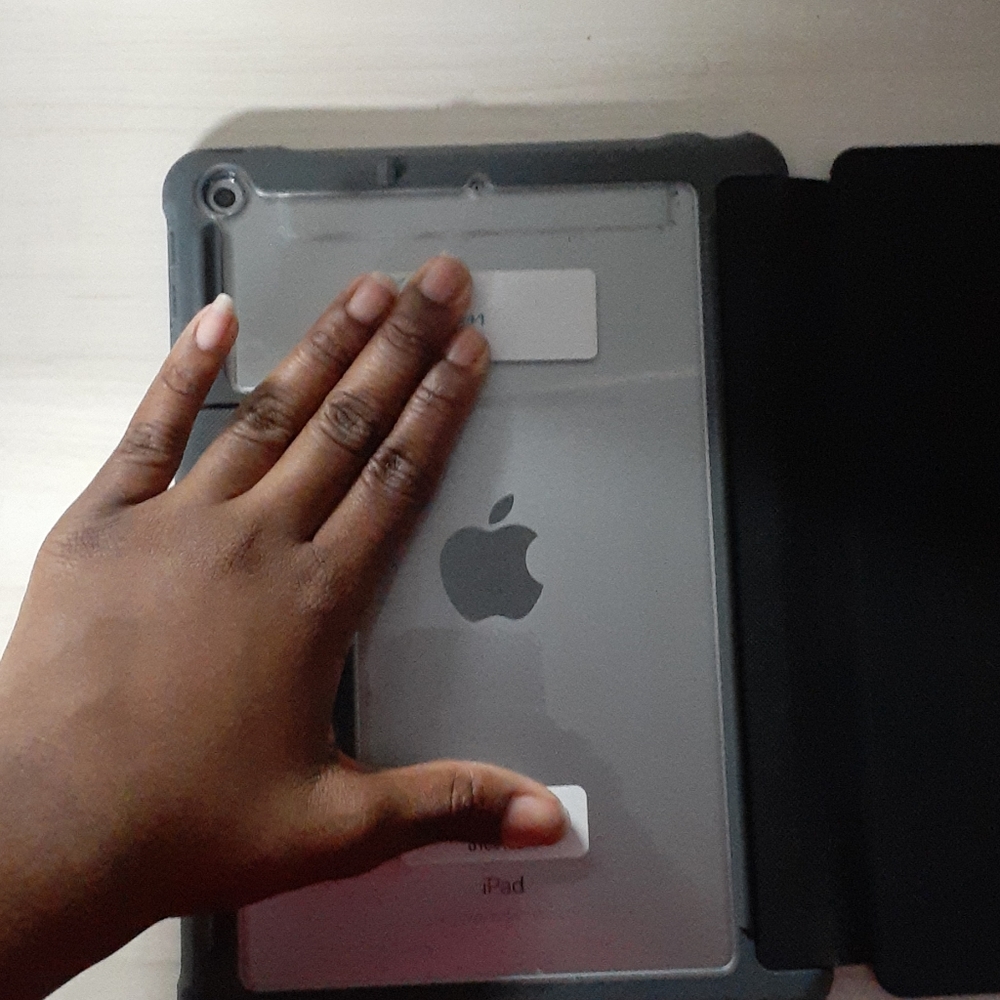 iPad - Picture 3 of 3